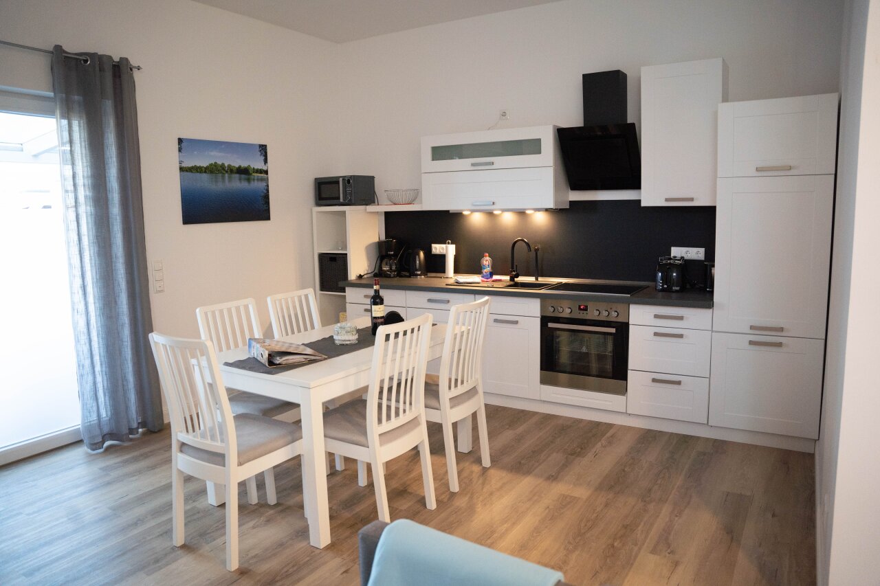 Helle Ferienwohnung an der Nordsee mit eigener Terrasse und direktem Zugang zum See.