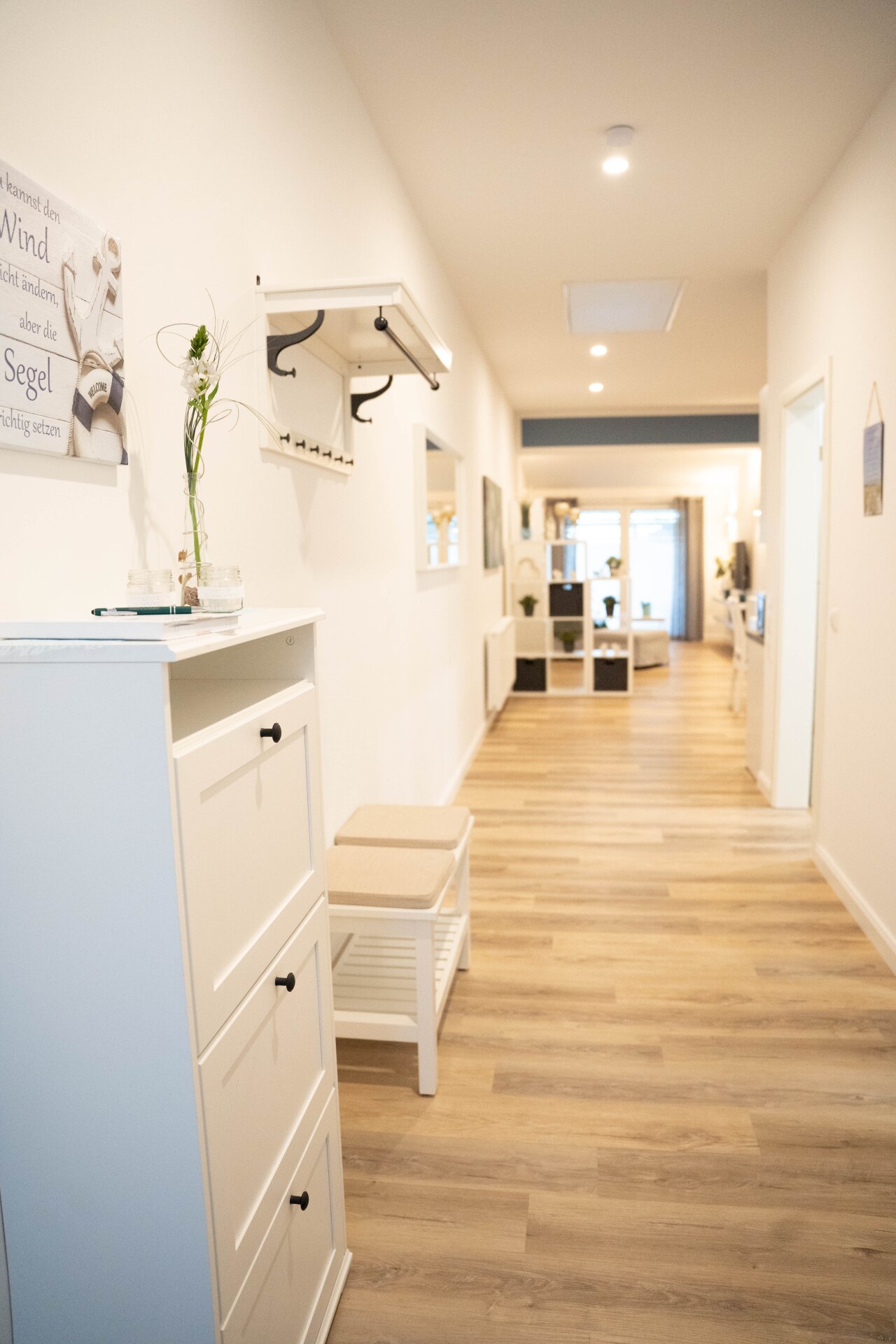 Helle Ferienwohnung mit Infrarotkabine an der Nordsee mit eigener Terrasse und direktem Zugang zum See.